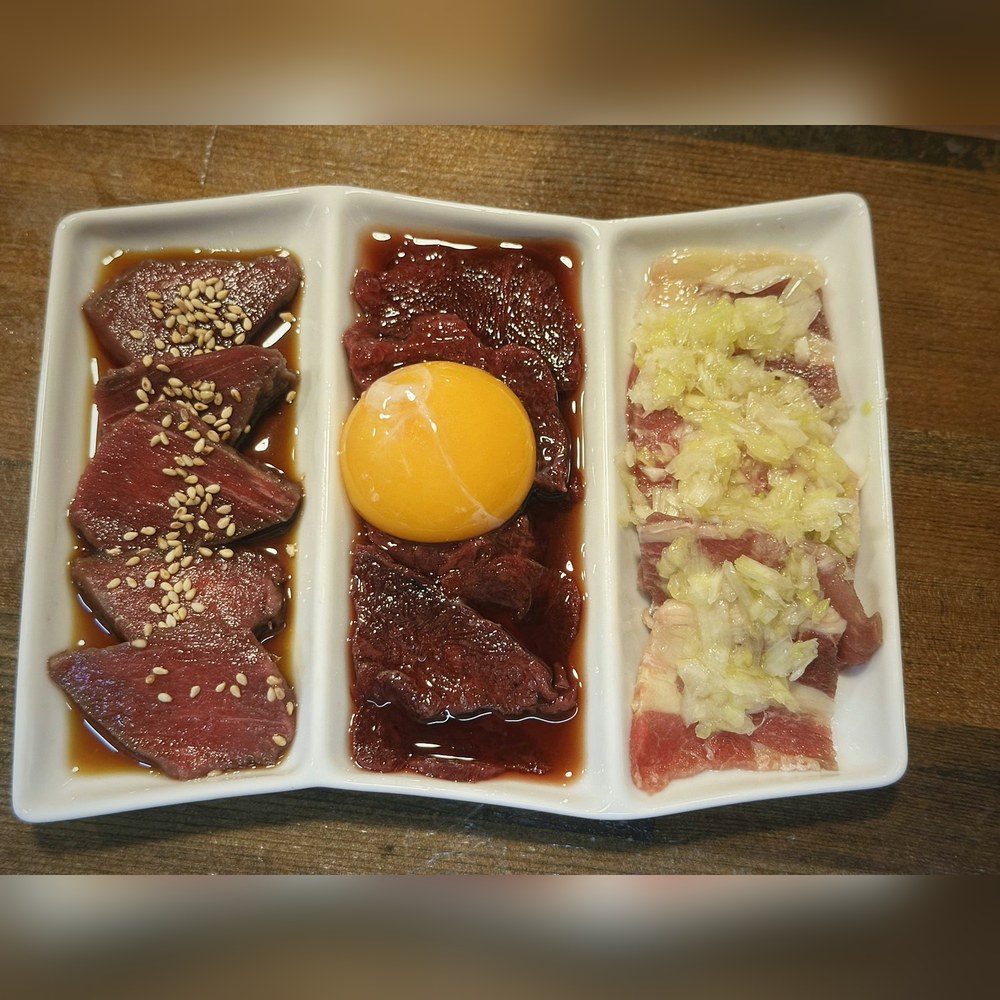3つに仕切った皿に盛った馬刺し3種盛り（ヒレ・赤身・エンガワ）
