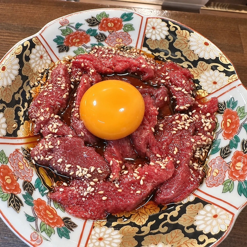 卵黄とタレをのせた特撰馬刺し タレ
